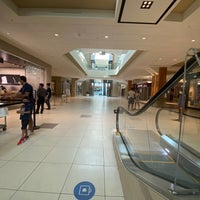 Foto tomada en Bayshore Shopping Centre  por Nic T. el 6/8/2021