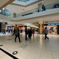 Foto tirada no(a) Bayshore Shopping Centre por Nic T. em 3/28/2021