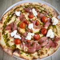 Foto diambil di Pizzeria Casavostra oleh Duke pada 11/16/2022