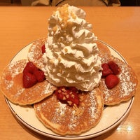 Photo taken at Eggs &#39;n Things by へたれ(ぃ) on 10/2/2021