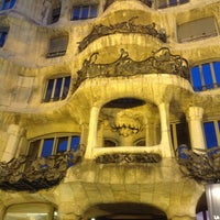 รูปภาพถ่ายที่ La Pedrera (Casa Milà) โดย Nadin M. เมื่อ 6/29/2013