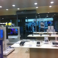 Photo taken at Samsung Brand Store by Леонид Р. on 2/16/2013