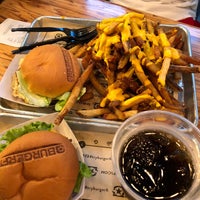 Foto diambil di BurgerFi oleh Joe pada 5/27/2018
