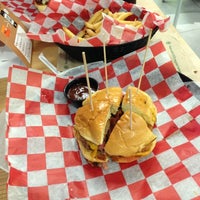 Foto tomada en Knucklehead Burgers  por Jessica S. el 10/10/2012