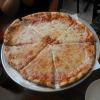 รูปภาพถ่ายที่ Balsamo&amp;#39;s Pizza โดย Michael G. เมื่อ 9/20/2012