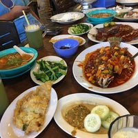 Foto diambil di Brother Joe Ikan Bakar and Seafood oleh Muhd A. pada 5/23/2018