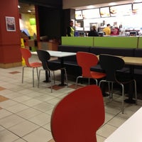 รูปภาพถ่ายที่ McDonald&amp;#39;s โดย Neil B. เมื่อ 11/8/2012