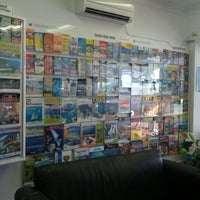 Foto diambil di Cairns &amp;amp; Tropical North Visitor Information Centre oleh Brad K. pada 11/29/2012