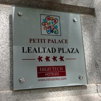 รูปภาพถ่ายที่ Hotel Petit Palace Lealtad Plaza โดย Emilio C. เมื่อ 4/27/2013