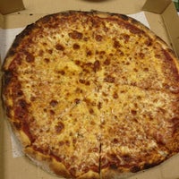 Снимок сделан в Vinny&amp;#39;s New York Pizza &amp;amp; Grill пользователем Andrew G. 11/16/2012