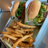 รูปภาพถ่ายที่ BurgerFi โดย # เมื่อ 8/25/2019