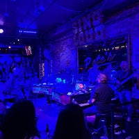 Foto scattata a Pete&amp;#39;s Dueling Piano Bar da Dan R. il 11/13/2021