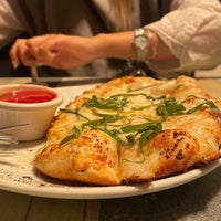 Das Foto wurde bei The Upper Crust Pizzeria von Mona M. am 5/14/2022 aufgenommen