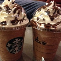 Foto scattata a Starbucks da Luiza P. il 5/13/2013