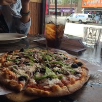 6/12/2014 tarihinde Atheer ..ziyaretçi tarafından SoLo Wood-Fired Pizza'de çekilen fotoğraf