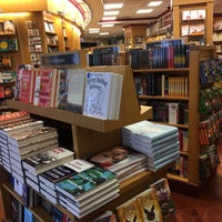 Photo taken at Barbara&amp;#39;s Bookstore by Geli on 9/24/2017