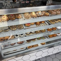 Foto tomada en SK Donuts &amp;amp; Croissants  por MariOh&amp;#39; el 10/13/2023