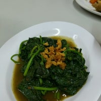 Photo taken at Yuan Xiang Vegetarian Food 圆香素食 by Jennifer C. on 2/11/2017