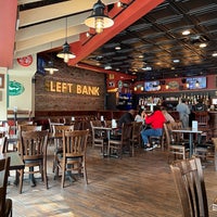 Das Foto wurde bei Left Bank Burger Bar von Josh R. am 4/4/2022 aufgenommen