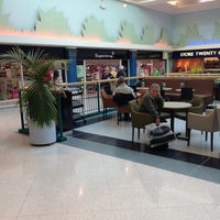 รูปภาพถ่ายที่ Fareham Shopping Centre โดย Pippa C. เมื่อ 10/16/2012