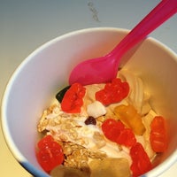 รูปภาพถ่ายที่ Yoppi Frozen Yogurt โดย Shirley S. เมื่อ 1/3/2013
