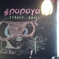 Foto tirada no(a) Papaya Street Grill por Rene Rafael V. em 10/11/2012