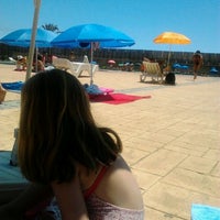 Foto tirada no(a) Praia do Lugar de Baixo por Jessica B. em 8/6/2013