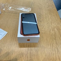 Photo taken at Apple Oakridge by Daniel F. on 4/18/2019