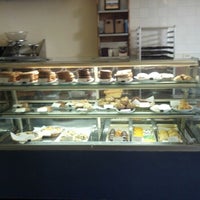 Foto tomada en Upper Crust Bakery &amp;amp; Eatery  por Lars E. el 10/15/2012