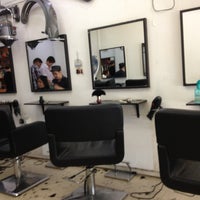 Photo taken at Twin Elite Unisex Hairdressing Salon by Azuary T. on 9/19/2013
