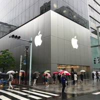 Photo taken at Apple Ginza by Fujihiro K. on 5/13/2017