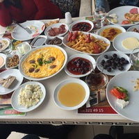 Das Foto wurde bei Taş Cafe &amp;amp; Aile Okey Salonu von Memduh Safa K. am 2/20/2015 aufgenommen