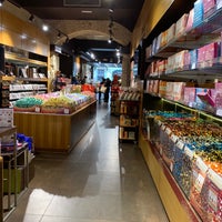 Photo taken at Lindt by Emey A. on 1/5/2020