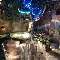 Photo taken at Rainforest Cafe by Jpablopd on 10/9/2018