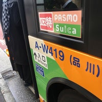 Photo taken at 高輪警察署前バス停 by Papa P. on 10/23/2017