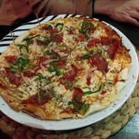 Foto diambil di Simplesmente Pizza Bar oleh R . pada 4/19/2013