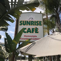 Das Foto wurde bei Sunrise Café - Lakewood von C M. am 5/5/2019 aufgenommen