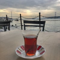 Foto tirada no(a) Çengelköy Tarihi Çınaraltı Çay Bahçesi por Şule Ş. em 12/12/2016