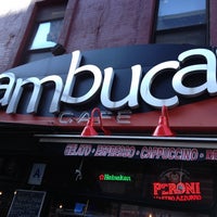 รูปภาพถ่ายที่ Sambuca&amp;#39;s Cafe &amp;amp; Desserts โดย AndresT5 เมื่อ 1/24/2013
