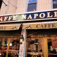 1/24/2013 tarihinde AndresT5ziyaretçi tarafından Caffé Napoli'de çekilen fotoğraf