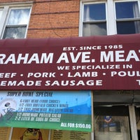 Foto tirada no(a) Graham Avenue Meats and Deli por AndresT5 em 1/31/2013