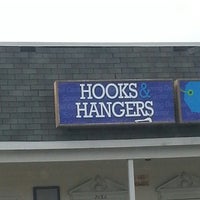 Foto tirada no(a) Hooks &amp; Hangers Quality Resale Store por Carol O. em 3/2/2013