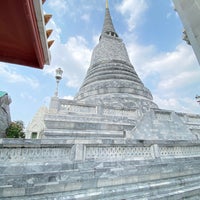 Photo taken at Wat Ratchapradit Sathitmahasimaram by David on 10/31/2022