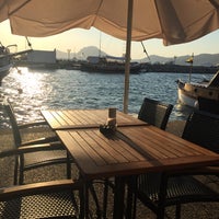 Das Foto wurde bei Caliente Cafe &amp;amp; Restaurant von Aysel Ö. am 8/21/2015 aufgenommen