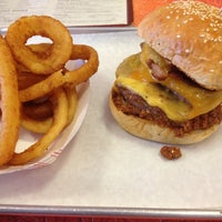 รูปภาพถ่ายที่ Moe&amp;#39;s Burger Joint โดย Deelynn T. เมื่อ 6/8/2013