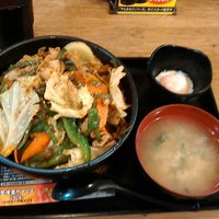Photo taken at 伝説のすた丼屋 高田馬場店 by curry m. on 10/22/2014