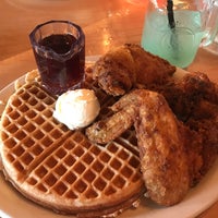 Photo taken at Lo Lo&amp;#39;s Chicken and Waffles by Jesse O. on 7/6/2017