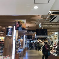 Photo taken at Tsutaya Books by まえまえ on 3/7/2018