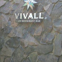Photo prise au VIVALL Café Restaurant &amp;amp; Bar par Yero P. le2/7/2017