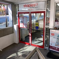 Foto tirada no(a) Staples por Ryan W. em 4/17/2024